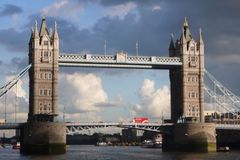 Slavný Tower Bridge v Londýně byl uzavřen kvůli opravám. Auta přes něj neprojedou až do konce roku
