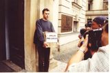 Beránek nese ministru průmyslu Miroslavu Grégrovi na vládu špalek, aby si kvůli Temelínu "useknul" hlavu