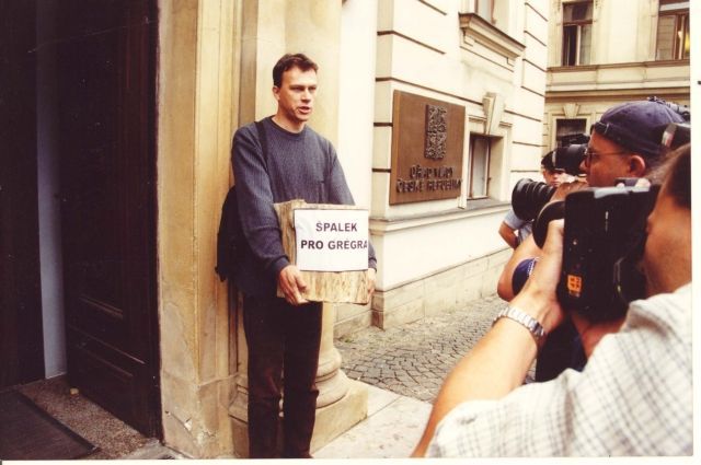 Jan Beránek se špalkem pro Grégra