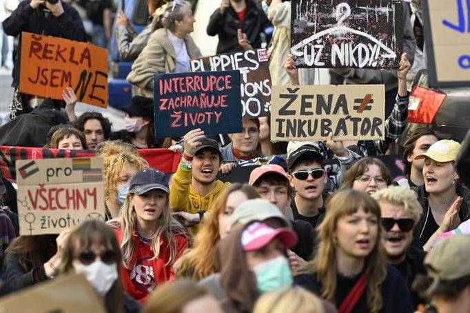 Několik set účastníků protidemonstrace zablokovalo na pražském Jungmannově náměstí trasu sobotního Pochodu pro život, které sdružuje odpůrce potratů.