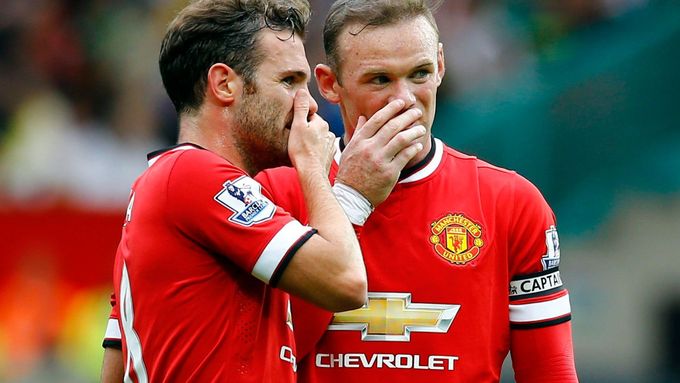 Juan Mata a Wayne Rooney mají hned na úvod problém. Manchester United prohrál se Swansea.