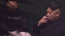 Kim si dal cestou do Hanoje přestávku na cigaretu. Popelník mu nosila jeho sestra