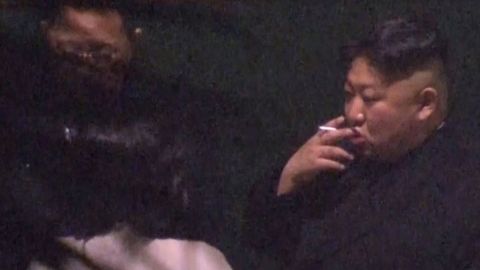 Kimova kuřácká pauza cestou do Hanoje. Popelník mu nosila jeho sestra