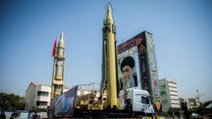 Rakety vedle portrétu duchovního vůdce Íránu Alího Chameneího.