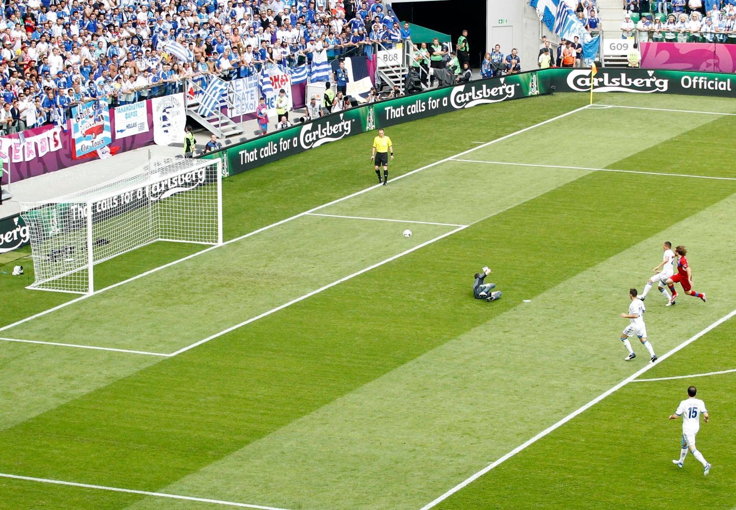 Petr Jiráček střílí gól v utkání Řecko - Česká republika na Euru 2012