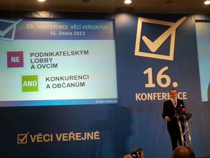 Vít Bárta představuje na konferenci strany svoje desatero.