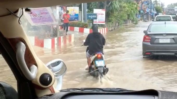 Řidiči projíždějící ulicemi Koh Samui v Thajsku musí překonat vodu, kterou přinesla tropická bouře Pabuk