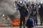 Rozvášněný dav v hlavním městě Kábulu zapálil část obytné zóny pro cizince.