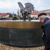 Odhalení pamětní desky Čechoslovákům bojujícím v RAF na památníku na Klárově v Praze