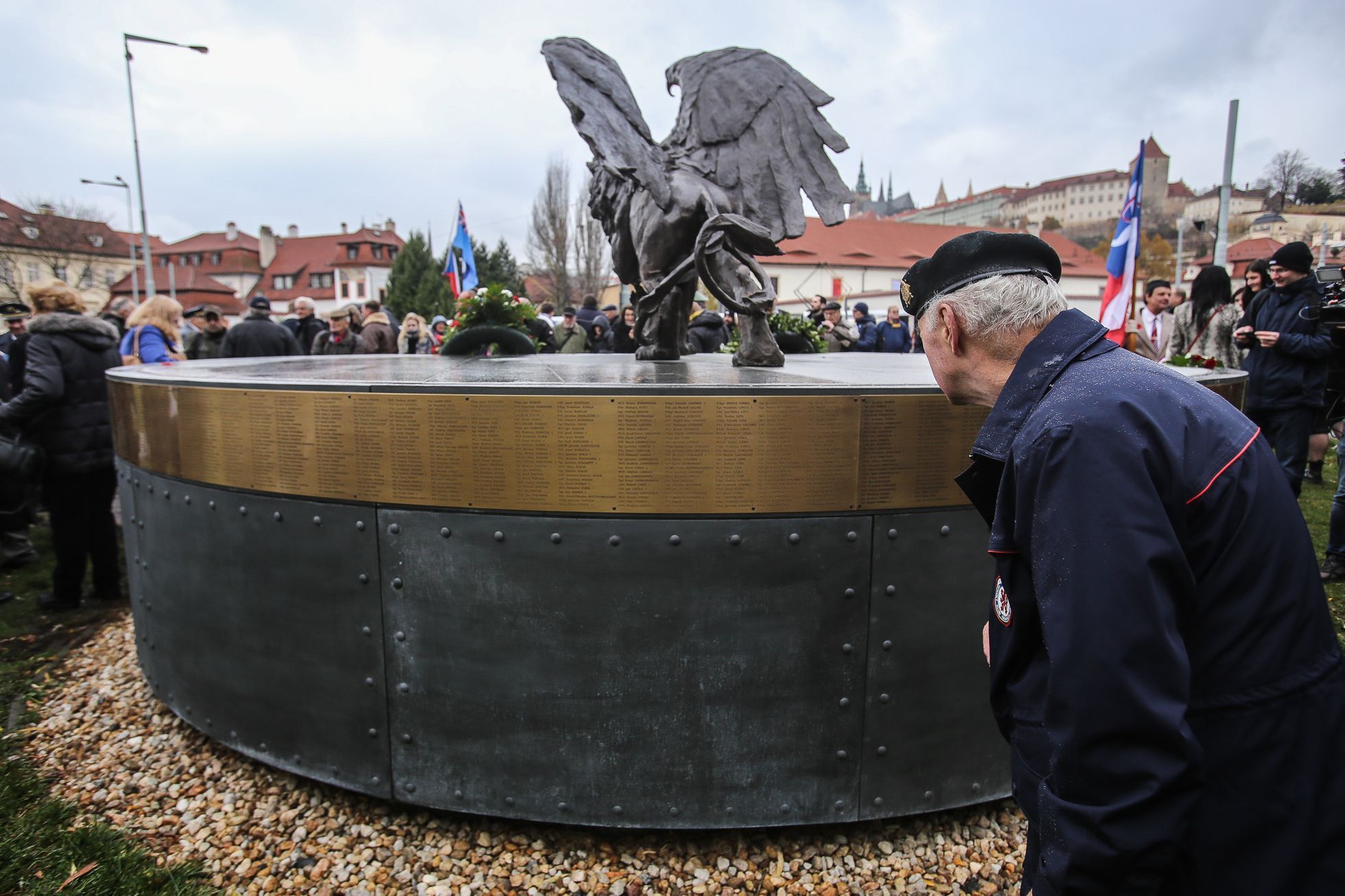 Odhalení pamětní desky Čechoslovákům bojujícím v RAF na památníku na Klárově v Praze