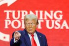 "Já své oponenty nenávidím. V tom se lišíme." Trump řečnil na Kirkově pohřbu