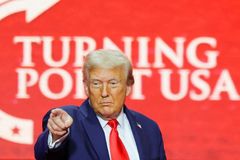 "Já své oponenty nenávidím. V tom se lišíme." Trump řečnil na Kirkově pohřbu