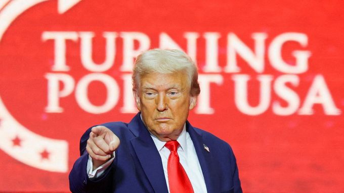 Americký prezident Donald Trump během vzpomínkové bohoslužby za zavražděného konzervativního komentátora Charlieho Kirka, 21. září 2025.