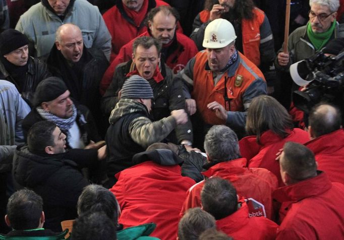 Arcelor Mittal workers from several Liege argue during a general assembly in Liege January 28, 2013. ArcelorMittal the world's largest steel producer, plans to shut a coke plant and six finishing lines at its site in Liege Belgium, affecting 1,300 employees, the group said on last week. REUTERS/Yves Herman (BELGIUM - Tags: BUSINESS CIVIL UNREST BUSINESS EMPLOYMENT) Published: Led. 28, 2013, 11:50 dop.