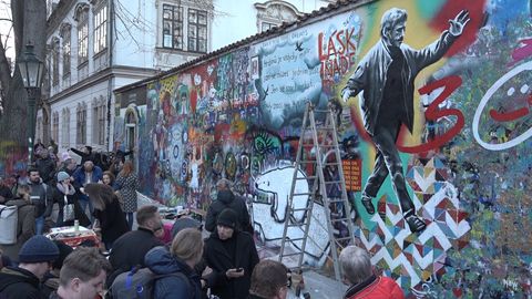 Lennonovu zeď pomalovali umělci mírovými poselstvími