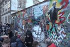 Praha dá kvůli chování turistů k Lennonově zdi kamery, rytíři z ní chtějí mít galerii