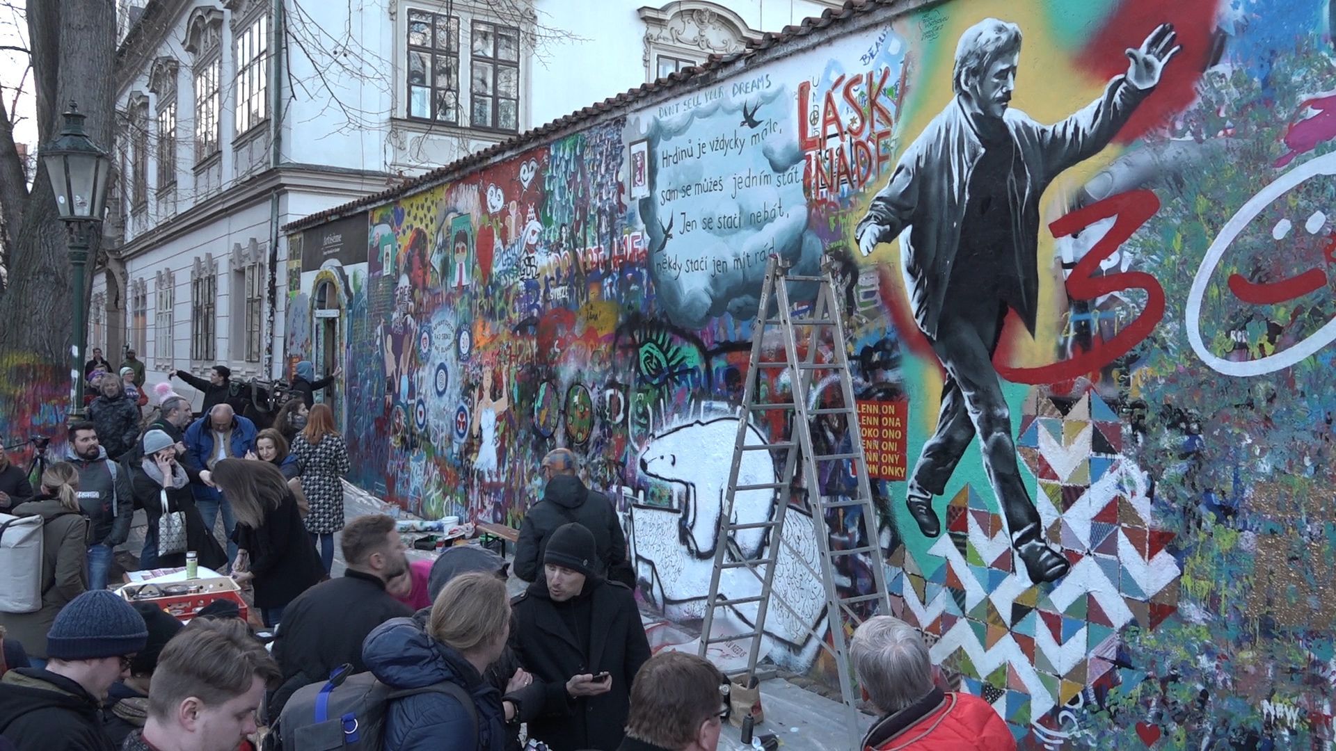 Umělci přemalovávají Lennonovu zeď