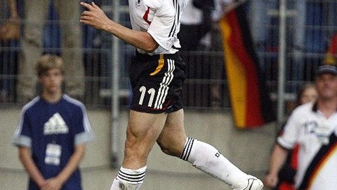 Německý útočník Miroslav Klose se raduje z gólu do slovenské sítě v kvalifikačním zápase o EURO 2008.