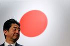 Šinzó Abe u japonské vlajky.