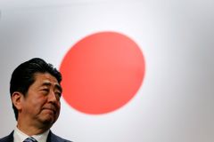 Šinzó Abe zemřel. Japonského expremiéra zastřelil atentátník během projevu