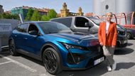 V soukromí jezdí samozřejmě Peugeotem, konkrétně modelem 408 HYbrid (na snímku).