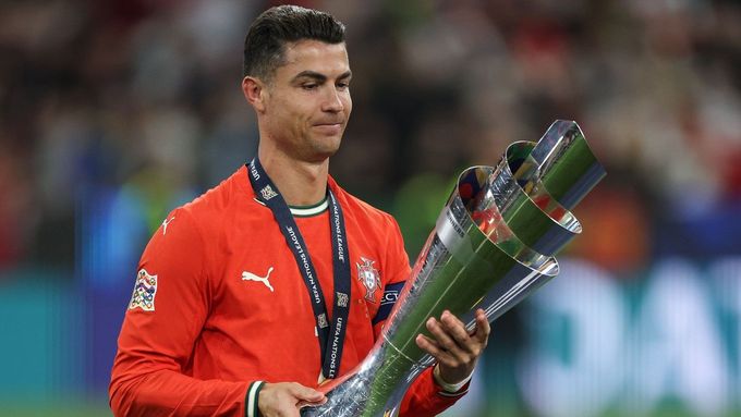 Cristiano Ronaldo s trofejí pro vítěze Ligy národů