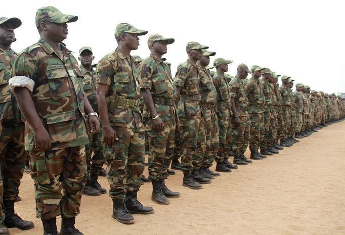 Togolese Army soldiers stand in preparation to leave for deployment to Mali from Togo's capital Lome January 17, 2013. A contingent of around 100 Togolese troops, which arrived at Bamako international airport, was due to be joined shortly afterwards by Nigerian forces already en route from Kaduna airport, in the north of the oil-producing state. REUTERS/Noel Kokou Tadegnon (TOGO - Tags: POLITICS CIVIL UNREST) Published: Led. 17, 2013, 8:32 odp.