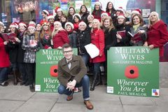 Britské hudební Vánoce dobyly zpívající manželky vojáků