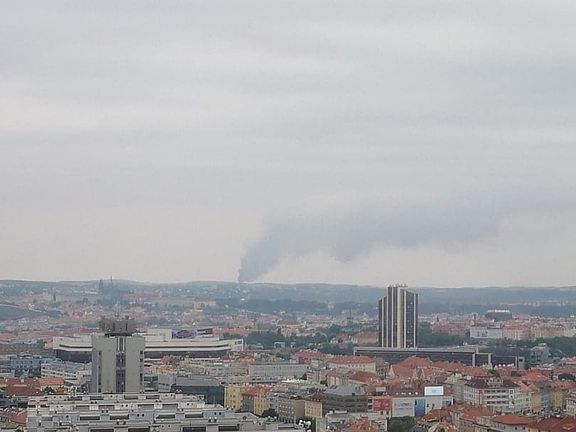 Požár haly v Tursku je vidět až z pražské Pankráce.