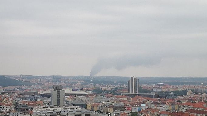 Požár haly v Tursku je vidět až z pražské Pankráce.