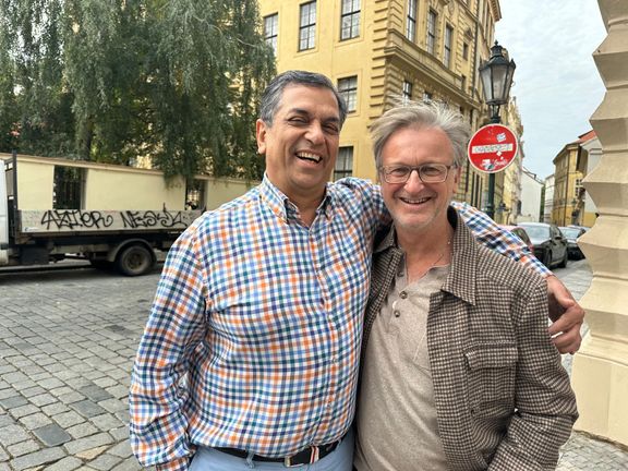 Majitelé pražských restaurací Sanjiv Suri a Sylvio Spohr jsou přátelé, velmi dobře se znají a shodně tvrdí, že osvobození spropitného by obou gastronomie hodně pomohlo.