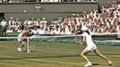 Momentka z finále ženské dvouhry ve Wimbledonu: vlevo Amélie Mauresmová, vpravo Justine Heninová-Hardenneová.