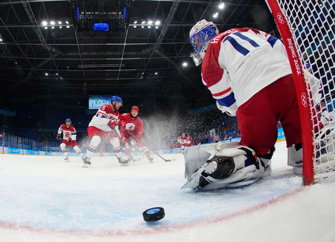 Šimon Hrubec inkasuje v zápase Česko - Rusko na ZOH 2022 v Pekingu