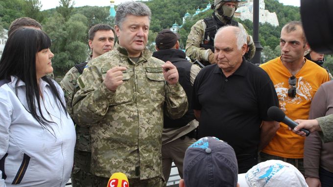 Ukrajinský prezident Petro Porošenko rozmlouvá s obyvateli Svjatogorsku.