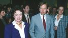 Velvyslankyně USA v Československu Shirley Temple-Blacková a prezident Václav Havel u příležitosti 45. výročí osvobození města Plzeň americkou armádou. 6. 5. 1990.