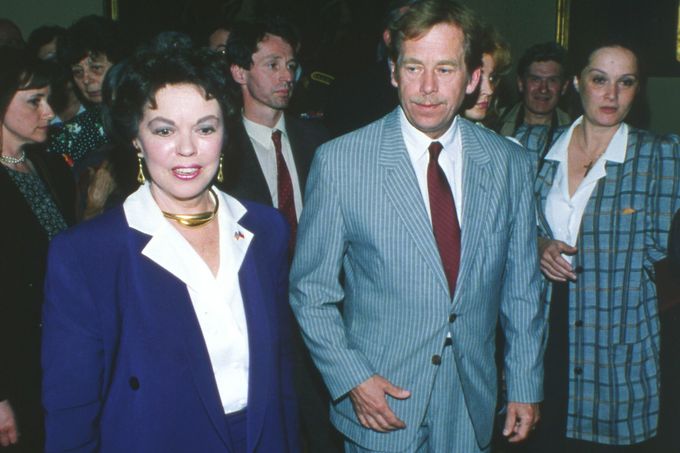 Velvyslankyně USA v Československu Shirley Temple-Blacková a prezident Václav Havel u příležitosti 45. výročí osvobození města Plzeň americkou armádou. 6. 5. 1990.