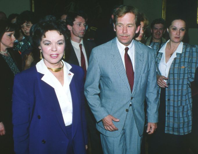 Velvyslankyně USA v Československu Shirley Temple-Blacková a prezident Václav Havel u příležitosti 45. výročí osvobození města Plzeň americkou armádou. 6. 5. 1990.