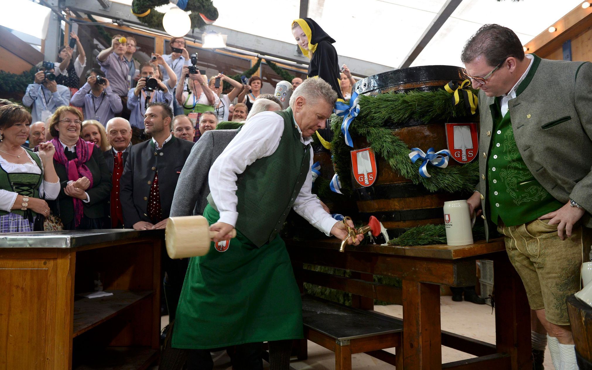 Nově zvolený primátor Dieter Reiter naráží první sud piva na Oktoberfestu.