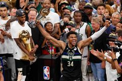 Fenomenální Antetokounmpo dotáhl Bucks po 50 letech k titulu v NBA