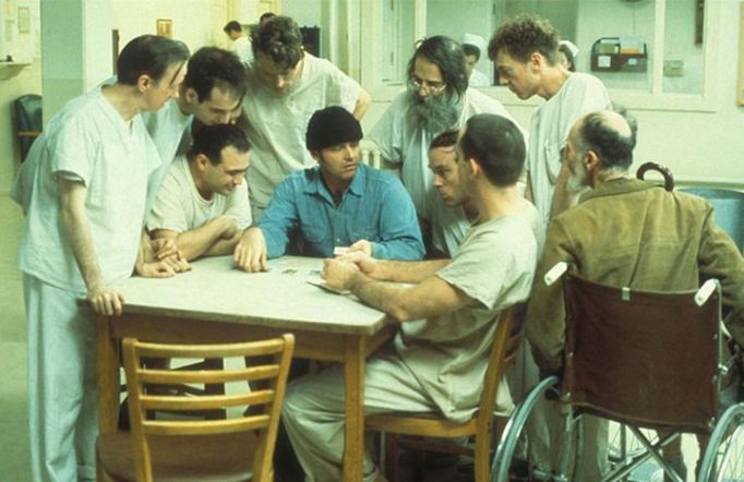 William Duell, Vincent Schiavelli, Danny DeVito, Brad Dourif, Jack Nicholson a Delos V. Smith Jr. ve snímku Přelet nad kukaččím hnízdem.