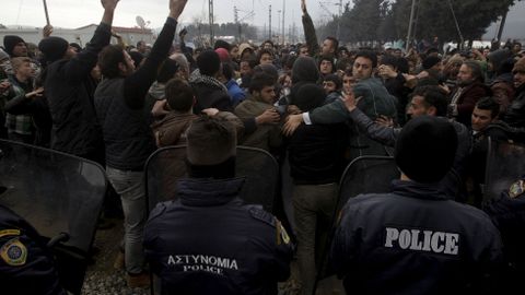 Jdeme z jedné války do druhé, stěžují si migranti před zavřenou makedonskou hranicí