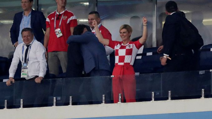 Chorvatská prezidentka Kolinda Grabarová-Kitarovičová slavila v čestné lóži i s fotbalisty v kabině