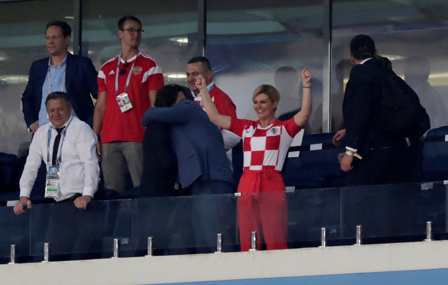 Chorvatská prezidentka Kolinda Grabarová Kitarovičová slaví po zápase Rusko - Chorvatsko na MS 2018