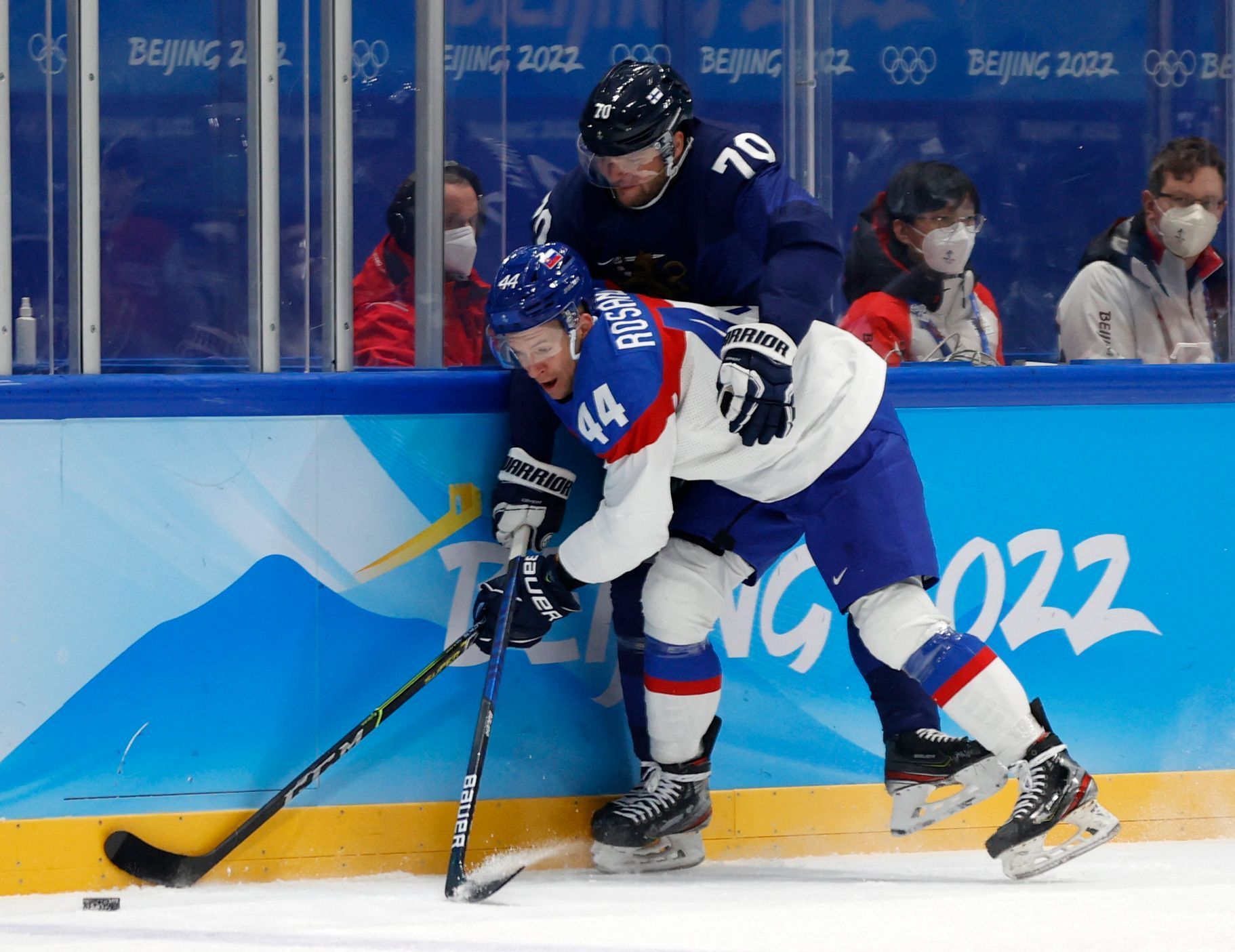 Mislav Rosandič a Teemu Hartikainen v semifinále Slovensko - Finsko na ZOH 2022 v Pekingu