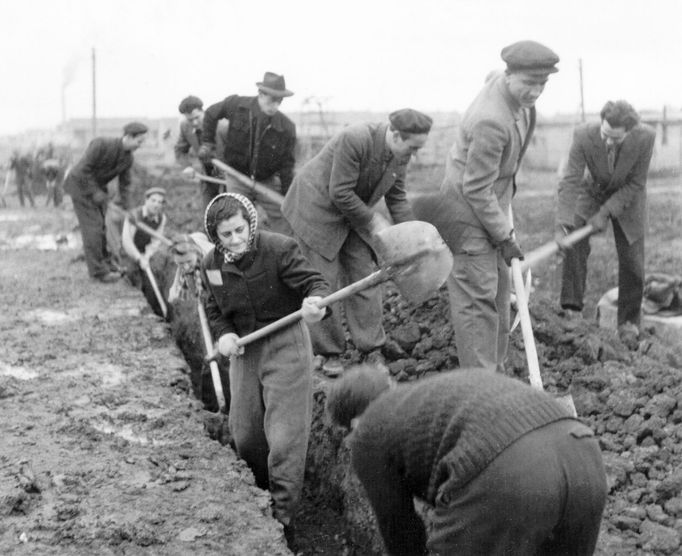 Pohled na budované sídliště Solidarita v Praze- Strašnicích. Rok cca 1948-50.