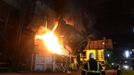 A ladle of iron is poured into a basic oxygen steel making vessel at the SSI steel plant at Redcar, northern England May 29, 2012. SSI Steel from Thailand took over the plant on February 24, 2011 after it had been closed by Tata steel. The blast furnace was relit on April 15 this year and the plant now employs 1800 workers and has produced and exported 136,000 tonnes of steel. REUTERS/Nigel Roddis (BRITAIN - Tags: BUSINESS ENERGY EMPLOYMENT) Published: Kvě. 29, 2012, 3:31 odp.