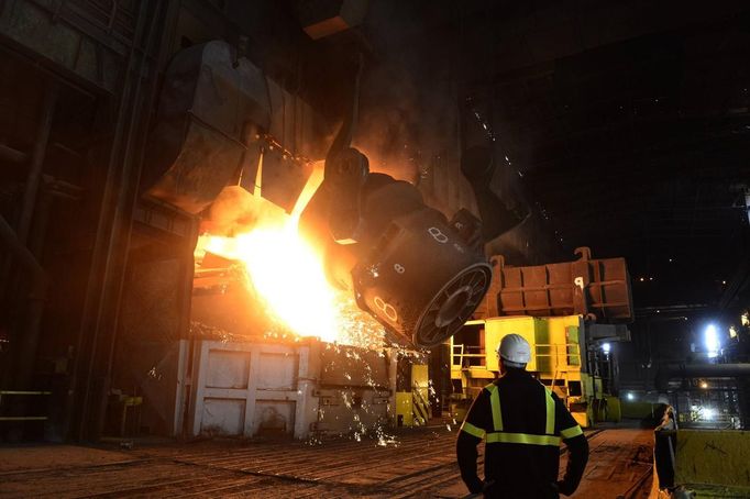 A ladle of iron is poured into a basic oxygen steel making vessel at the SSI steel plant at Redcar, northern England May 29, 2012. SSI Steel from Thailand took over the plant on February 24, 2011 after it had been closed by Tata steel. The blast furnace was relit on April 15 this year and the plant now employs 1800 workers and has produced and exported 136,000 tonnes of steel. REUTERS/Nigel Roddis (BRITAIN - Tags: BUSINESS ENERGY EMPLOYMENT) Published: Kvě. 29, 2012, 3:31 odp.