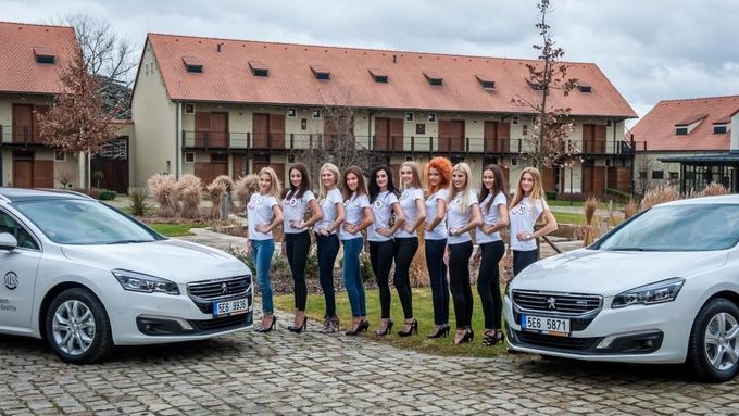Uchazečky o titul Česká Miss s vozy Peugeot v resortu Čapí hnízdo v Olbramovicích, kde proběhlo soustředění.