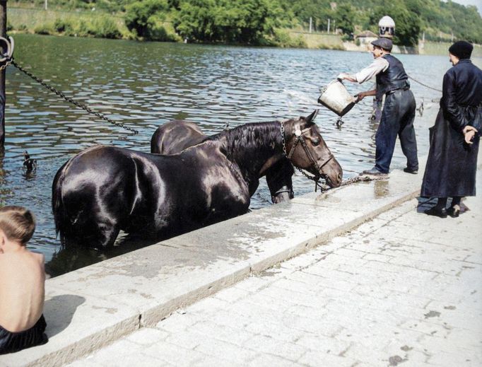 Kolorovaný dobový snímek zachycující rekreaci u vody v Československu.