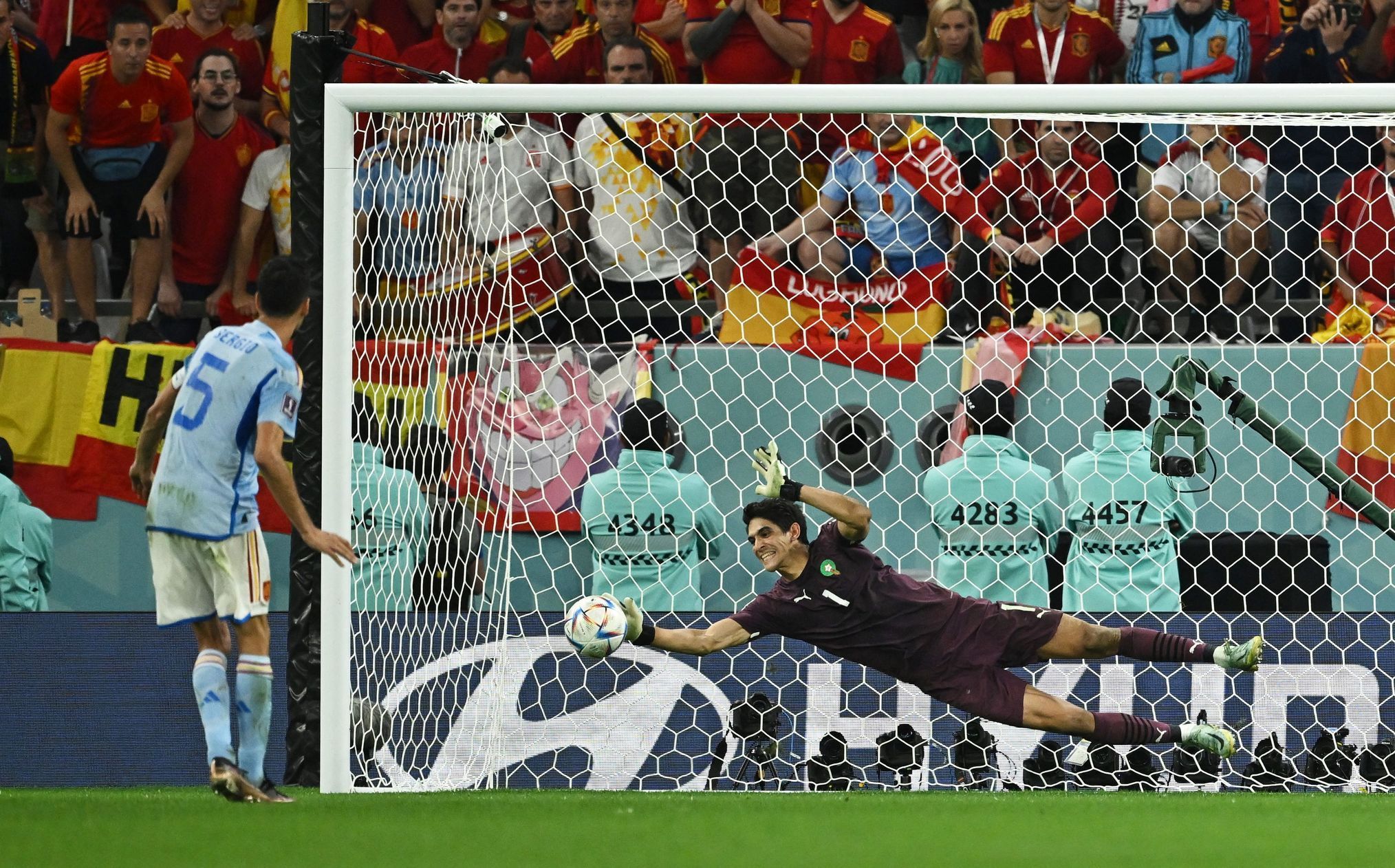 Jasín Bunú chytá penaltu Sergio Busquetsovi v osmifinále MS 2022 Maroko - Španělsko
